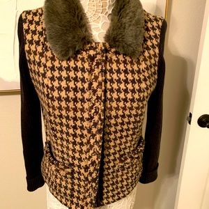 EUC CAbi houndstooth knit sweater with removable faux fur collar, size 8.